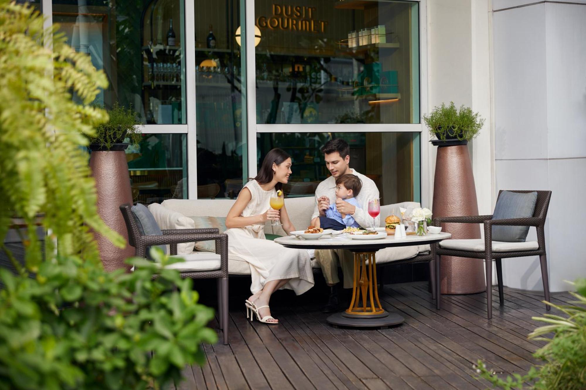 Dusit Suites Hotel Ratchadamri, Bangkok Exterior foto Family at the pool deck