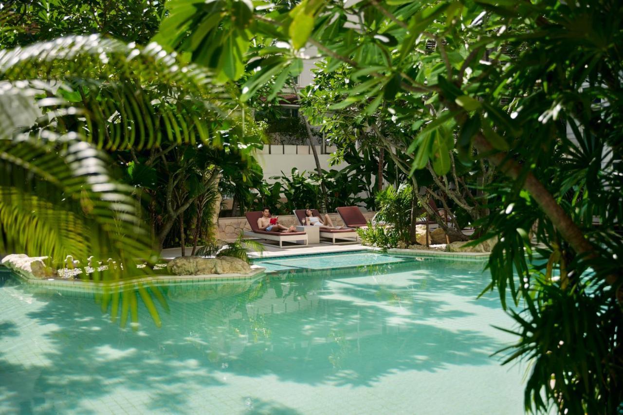 Dusit Suites Hotel Ratchadamri, Bangkok Exterior foto The swimming pool at the hotel